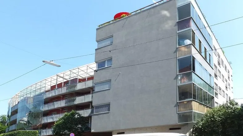 Moderne Wohnanlage mit markanter Architektur, vielen Balkonen und großen Glasflächen.