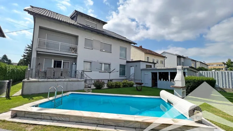 Großzügiger Gartenbereich mit Swimmingpool, Grillplatz und Terrasse am Haus.