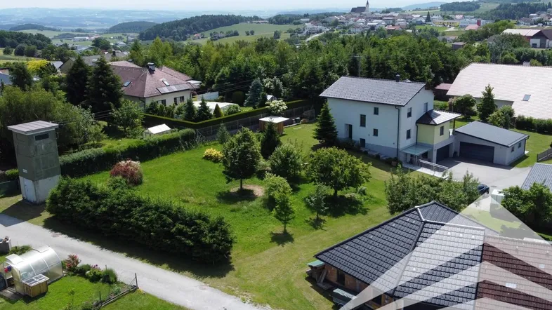 Luftaufnahme des Grundstücks mit umliegender ländlicher Bebauung und weitem Blick in die Landschaft.