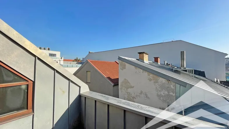 Blick über die Dächer der Stadt an einem sonnigen Tag mit klarem blauem Himmel.