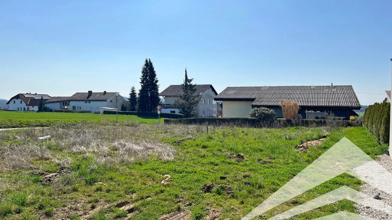Weitläufiges Grundstück mit Blick auf die umliegende Landschaft und bestehende Bebauung.