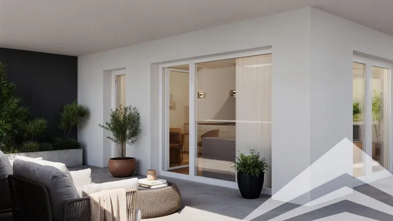 Moderne Terrasse mit bequemen Loungemöbeln und Pflanzen, ideal für entspannte Stunden im Freien.