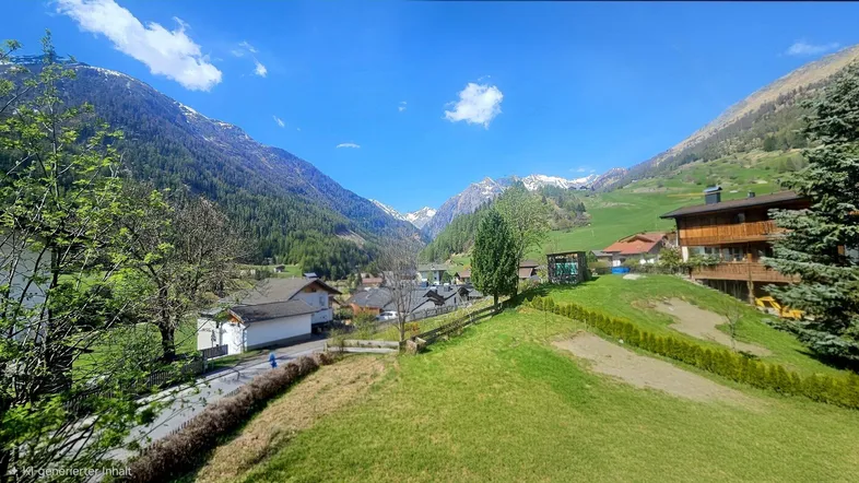 Malerische Berglandschaft mit grünen Hügeln und traditionellen Häusern im Tal.