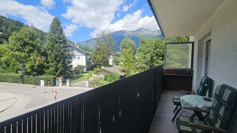 Geräumiger Balkon mit Sitzgelegenheiten und weitem Blick auf die umliegende Berglandschaft.