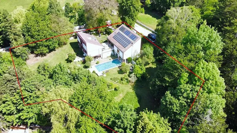 Luftaufnahme des Anwesens mit Pool und umgebender Natur, umrandet von einer roten Linie.