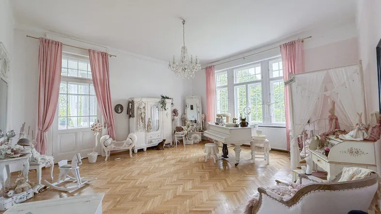 Helles, geräumiges Zimmer mit Fischgrätparkett, Klavier und verspielter Einrichtung in Pastelltönen.