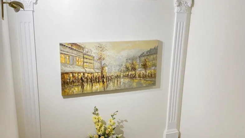 Treppenhaus mit dekorativer Wandgestaltung, Kunstwerk und Stuckelementen.