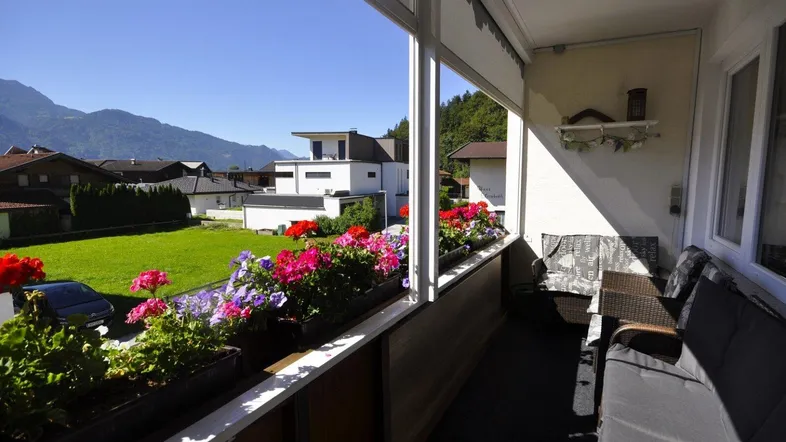 Sonniger, gemütlicher Balkon mit Aussicht