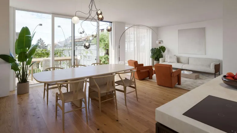 Heller, offener Wohn- und Essbereich mit Holzboden, modernen Möbeln und Zugang zu einem Balkon.