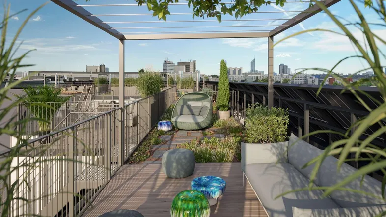 Geräumige Dachterrasse mit modernen Gartenmöbeln, Pflanzen und weitem Blick über die Stadt.