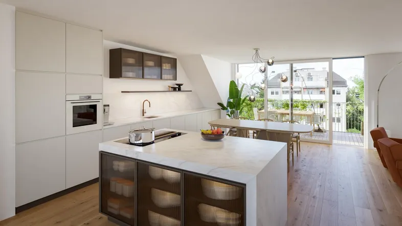 Moderne offene Wohnküche mit Kochinsel, Holzboden und Zugang zu einem Balkon.