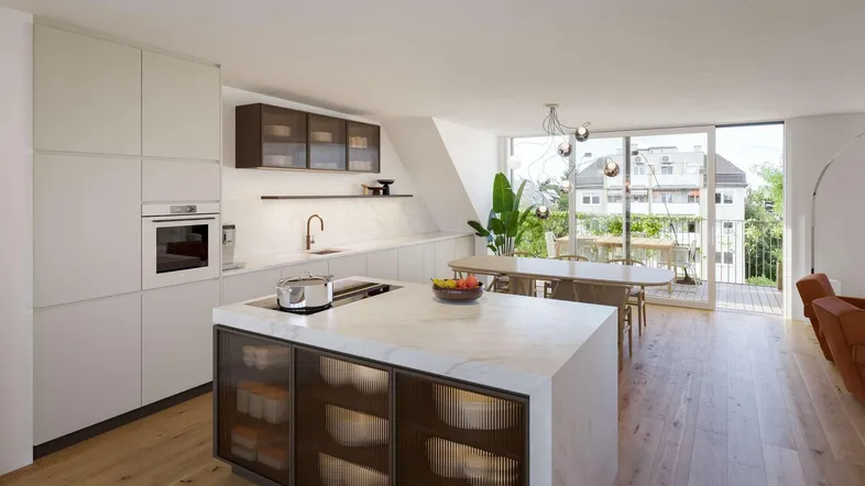 Moderne Wohnküche mit Kochinsel, Essbereich und Zugang zu einem sonnigen Balkon.