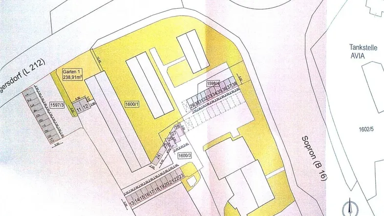 Übersichtsplan des Grundstücks mit angrenzenden Straßen und Bebauung.