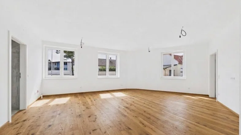 Helles, geräumiges Zimmer mit neu verlegtem Holzboden und Blick ins Grüne.