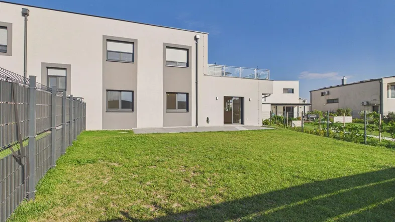 Gartenansicht mit Terrasse