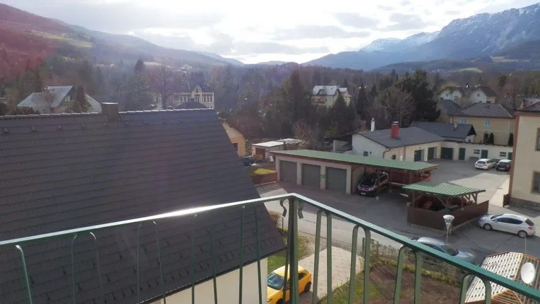 Panoramablick vom Balkon auf die umliegende Berglandschaft und die darunterliegenden Häuser.