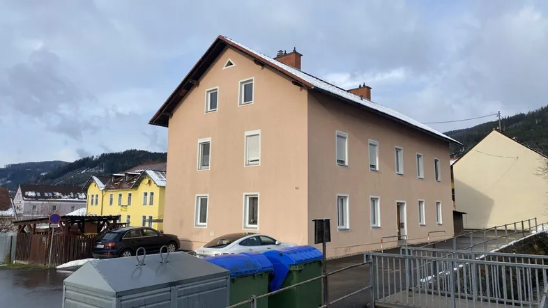 Ansicht der Hausfassade mit mehreren Fenstern und einem leicht verschneiten Dach in ländlicher Umgebung.