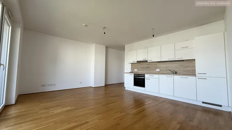 Wohnzimmer mit offener Küche