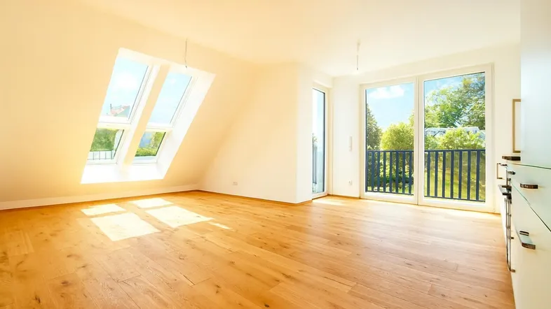 Helles Zimmer mit Holzboden, Dachfenstern und Zugang zu einem Balkon, ideal für modernes Wohnen.