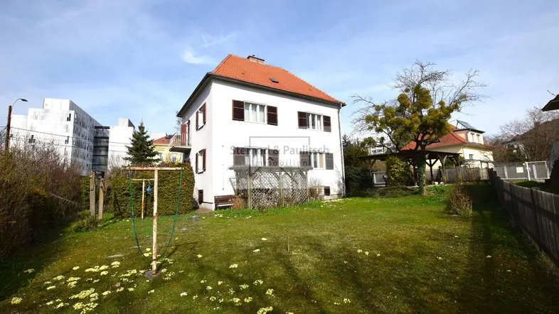 Großzügiger Gartenbereich mit Rasenfläche und Blick auf das Einfamilienhaus.