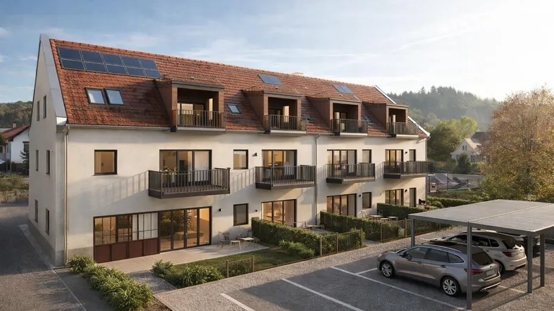 Moderne Neubauanlage mit mehreren Wohneinheiten, Balkonen, Gärten und Carport-Parkplätzen.
