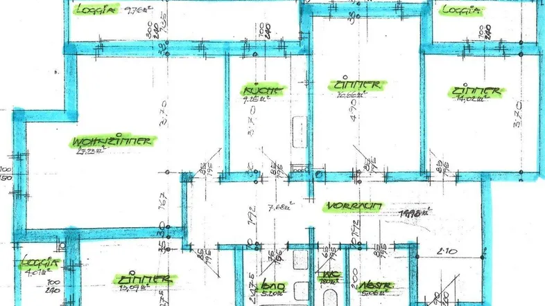 Detaillierter Grundrissplan mit Wohnzimmer, Küche, mehreren Zimmern und Loggien.
