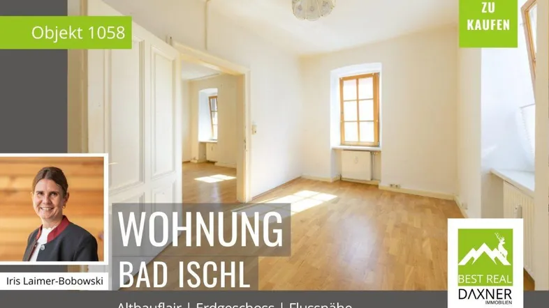 Helles, leeres Zimmer mit Parkettboden und traditionellen Holzfenstern, bereit zur individuellen Gestaltung.