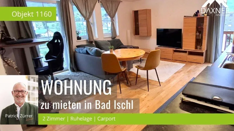 Helles Wohn- und Esszimmer mit offener Küche, Holzboden und Blick ins Grüne.