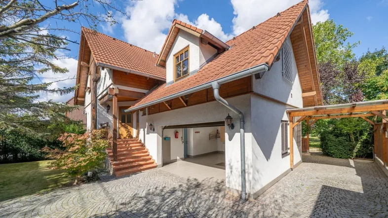 Attraktives Einfamilienhaus mit Satteldach, Garage und Carport in sonniger Lage.