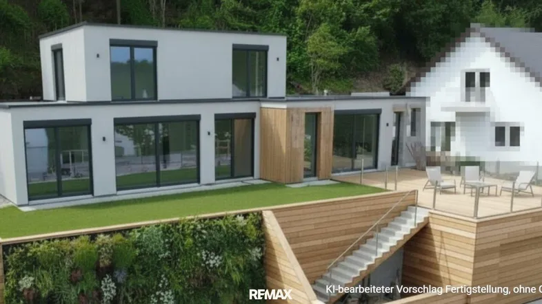 Moderne Architektur mit weißer Fassade, Holzterrasse, Rasenfläche und vertikalem Garten.