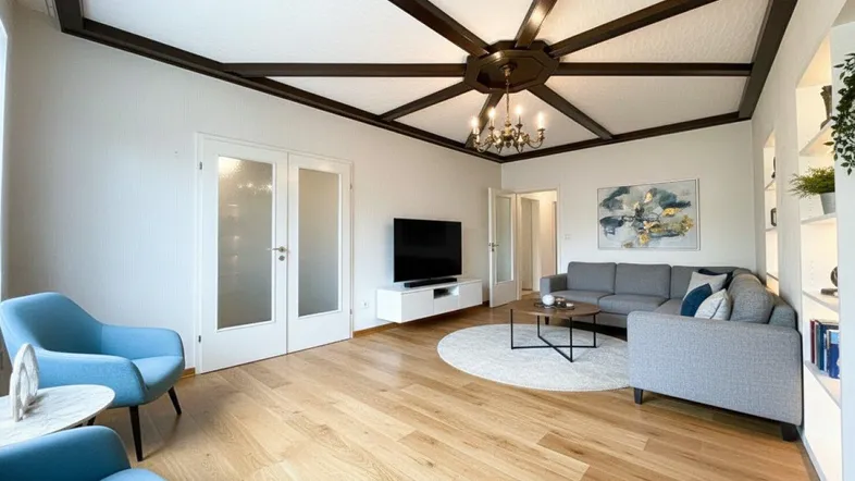 Helles Wohnzimmer mit Holzboden, dekorativer Deckenverkleidung und modernen Möbeln.