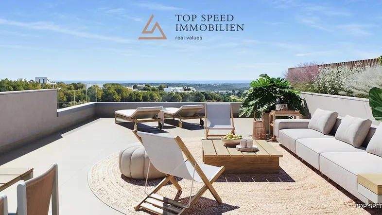 Geräumige Dachterrasse mit bequemen Lounge-Möbeln, Sonnenliegen und weitem Blick auf die Landschaft und das Meer.
