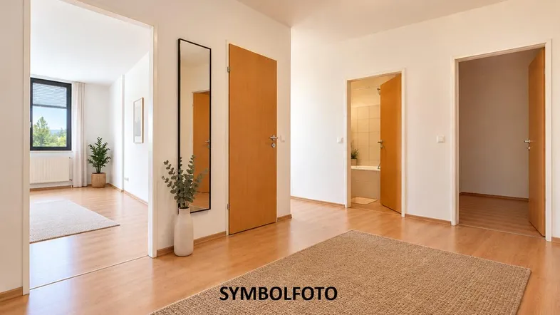 Heller Flur mit Laminatboden, der zu verschiedenen Zimmern und einem Badezimmer führt.