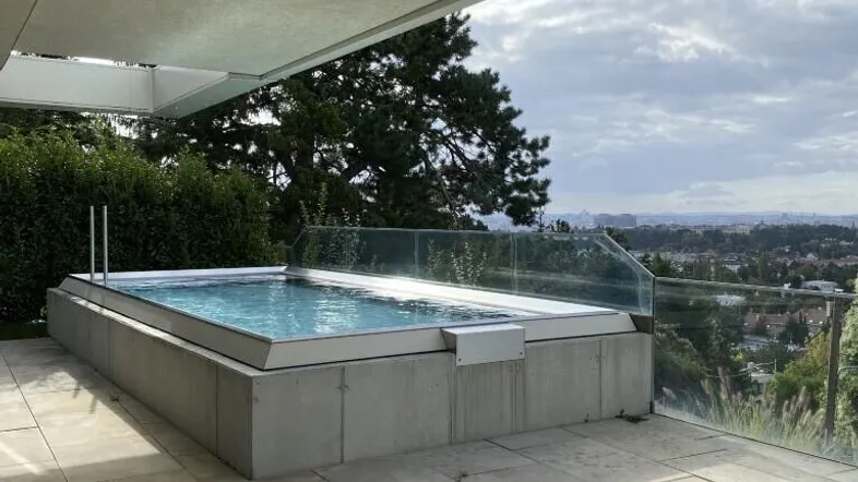 Moderne Terrasse mit integriertem Pool und weitem Blick über die Stadtlandschaft.