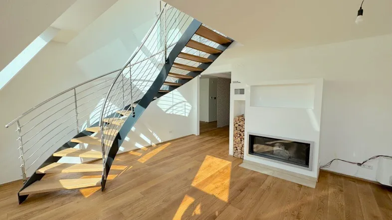 Helles Wohnzimmer mit modernem Kamin, eleganter Wendeltreppe und Holzboden, lichtdurchflutet.