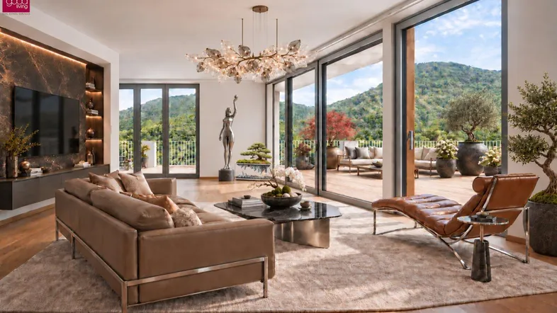 Elegantes Wohnzimmer mit großen Glasfronten, Holzboden und Bergblick.