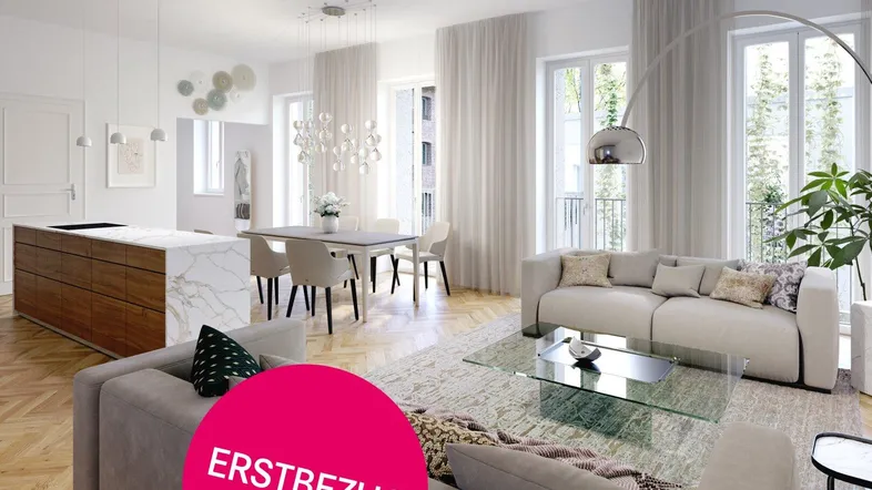Helles, offenes Wohn-Esszimmer mit moderner Küche, Parkettboden und großen Fenstern für Erstbezug.
