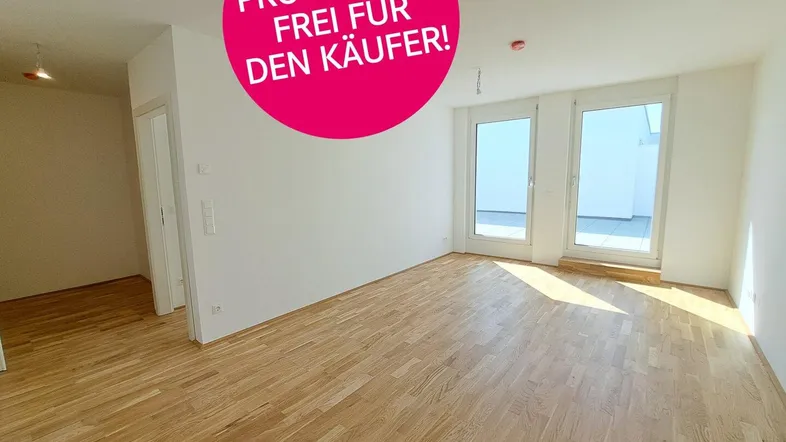 Heller, leerer Wohnraum mit Eichenparkett und Zugang zu einer Terrasse.