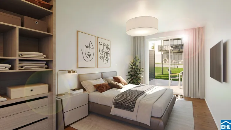 Helles Schlafzimmer mit modernem Bett, Einbauschrank und Zugang zu einem Balkon oder Garten.