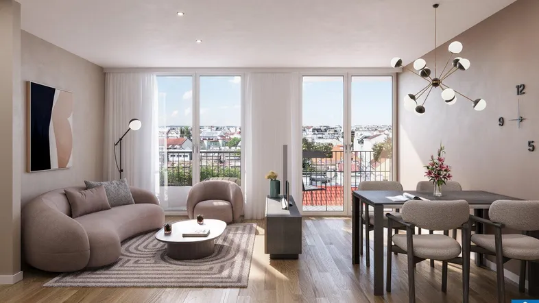 Heller Wohn- und Essbereich mit modernem Design, Holzboden und Stadtblick durch große Fenster.