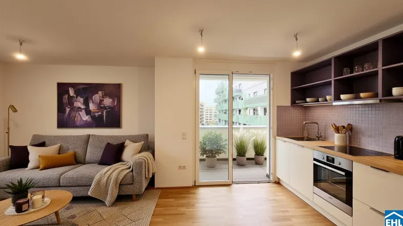 Heller offener Wohnbereich mit integrierter Küche, Parkettboden und Zugang zum Balkon.