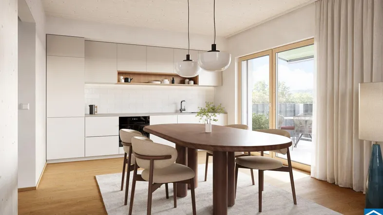 Heller offener Wohn-Essbereich mit moderner Einbauküche, Holzboden und Zugang zum Balkon.