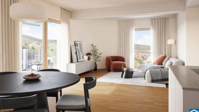 Helles, offenes Wohn-Esszimmer mit Holzboden, modernen Möbeln und Zugang zu einem Balkon mit Bergblick.