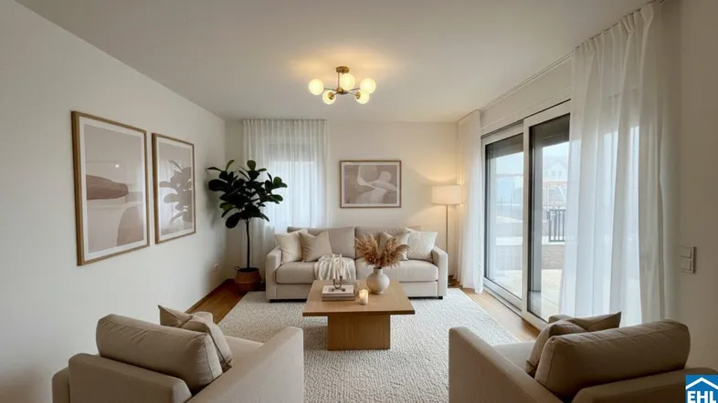 Helles, modern eingerichtetes Wohnzimmer mit beigefarbenen Möbeln, Holzboden und Zugang zur Terrasse.