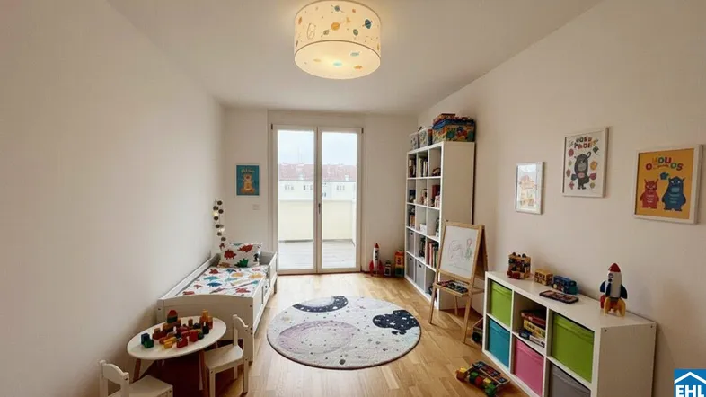 Helles Kinderzimmer mit Holzboden, Zugang zum Balkon und kindgerechter Einrichtung.