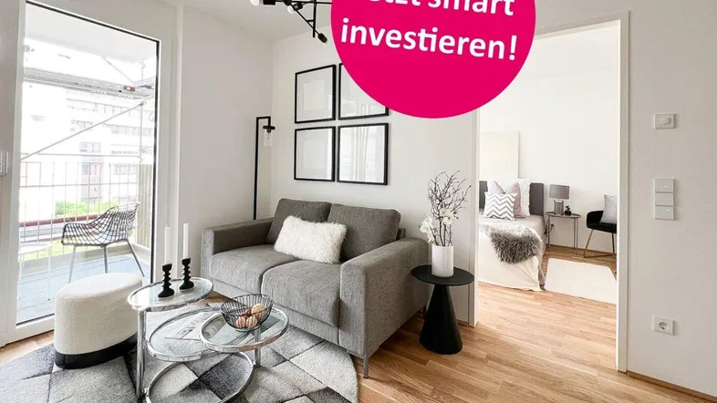 Helles Wohnzimmer mit modernem Design, Parkettboden und Zugang zum Balkon, mit Blick in ein Schlafzimmer.
