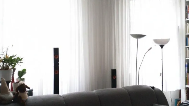 Helles Wohnzimmer mit großem Ecksofa, Vorhängen und Stehlampen, ideal zum Entspannen.