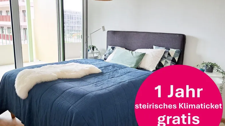 Helles Schlafzimmer mit modernem Bett, Holzboden und direktem Zugang zum Balkon.