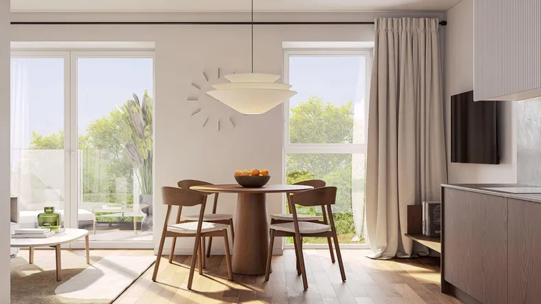 Modernes Wohn-Esszimmer mit Holzboden, großen Fenstern und Zugang zur Terrasse.