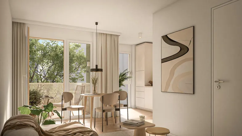 Helles Wohn- und Esszimmer mit modernem Design, Balkonzugang und Blick ins Grüne.